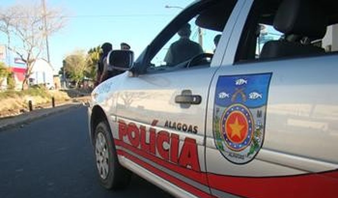 Representante comercial tem carro arrombado e pertences furtados