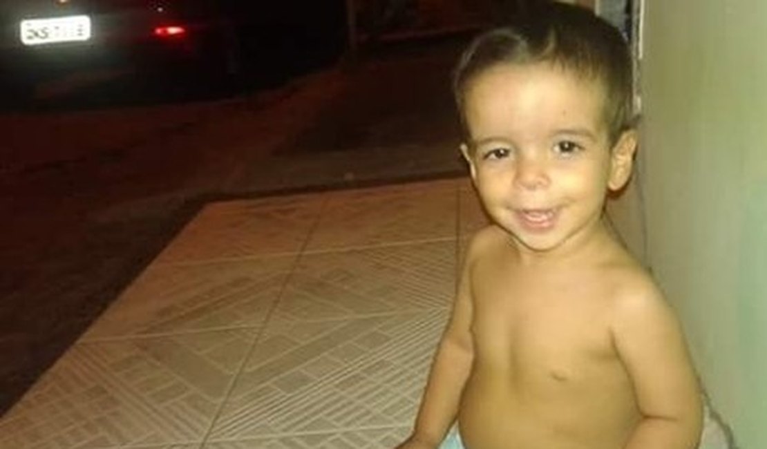 Bebê fica sozinho em casa, quebra pescoço e morre em SE