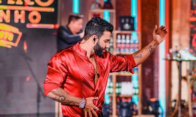 Gusttavo Lima recupera colar de R$ 100 mil arrancado em show