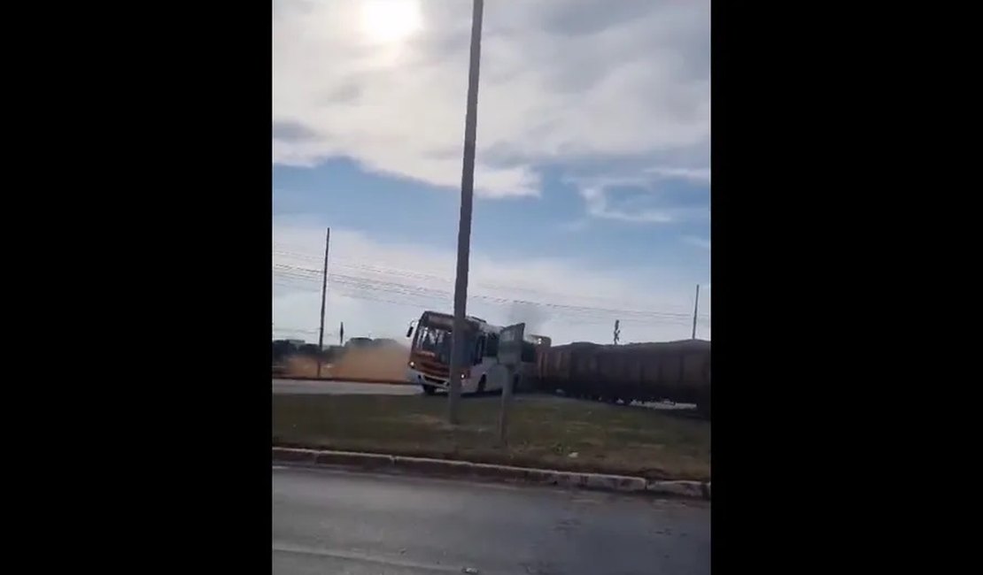 Trem e ônibus se chocam no DF e uma pessoa morre