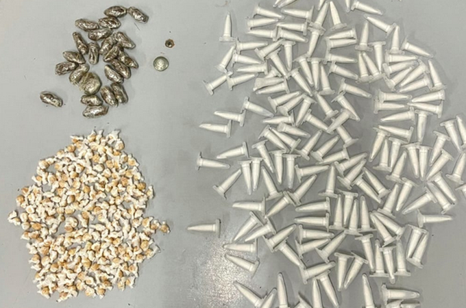 Flagrados com drogas em terreno baldio, homens são presos pela PM no bairro Canafístula