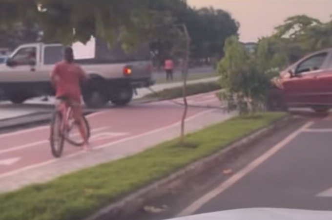 Motorista é flagrado rebocando carro em ciclovia e causa revolta em Arapiraca