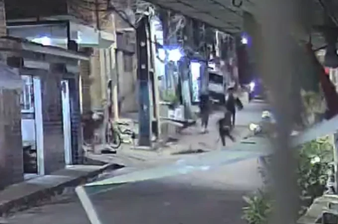 Criminosos atiram e atingem jovem e duas crianças no Jacintinho, em Maceió; assista