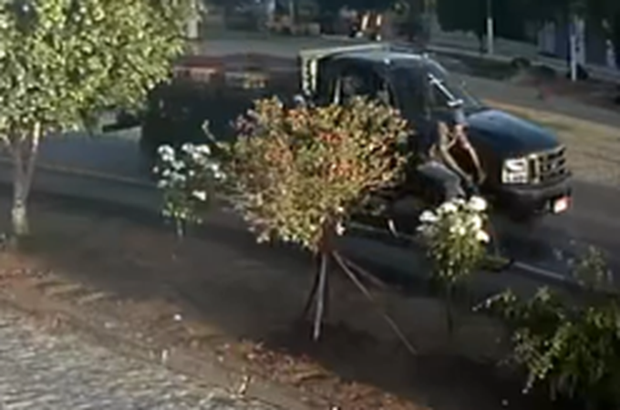 VÍDEO: Em alta velocidade, motorista de caminhonete é flagrado atropelando ciclista em Arapiraca
