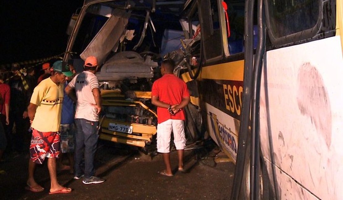Apenas uma vítima de acidente com ônibus escolares permanece internada em Arapiraca