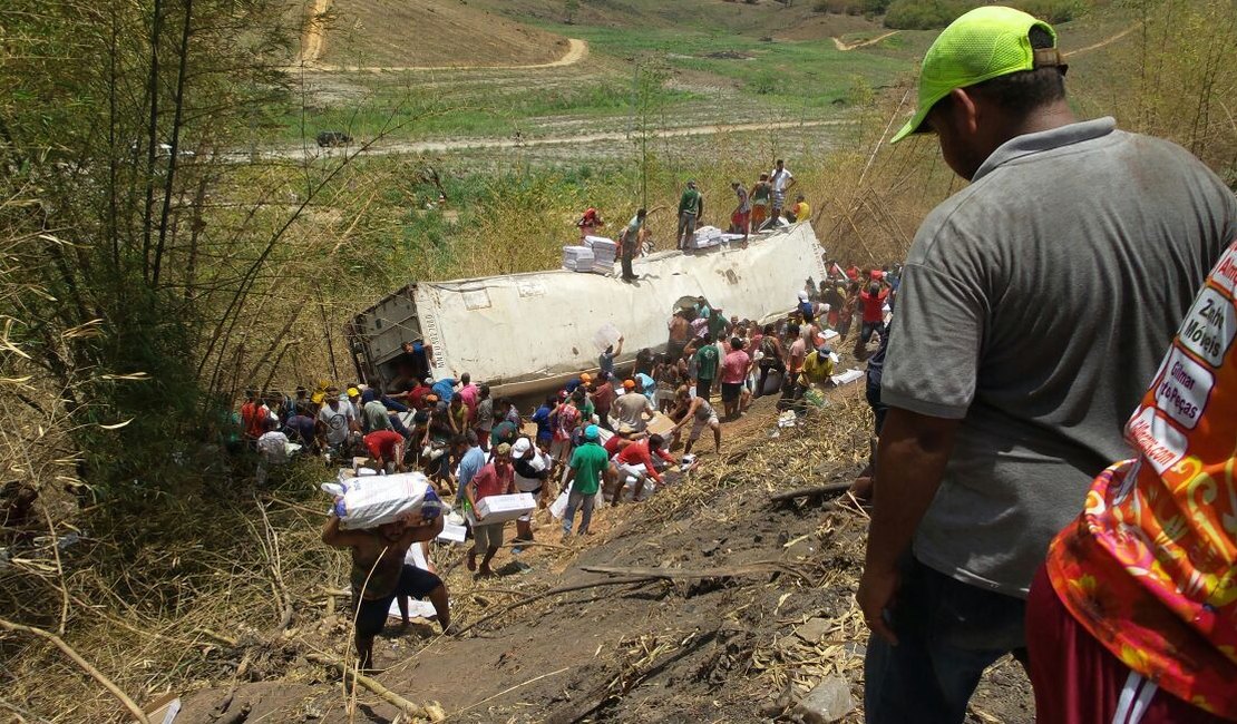 Carreta tomba e população saqueia carga de bacalhau na BR-101, em AL