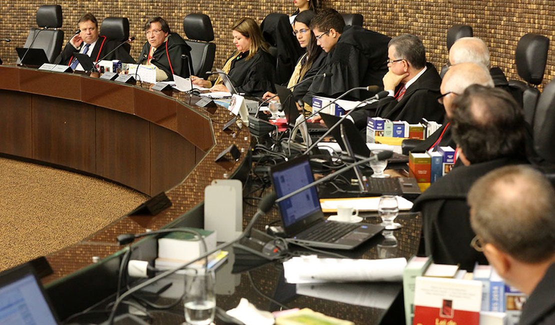 Ações contra Dudu Hollanda e Eraldo Pedro são retiradas da pauta do Pleno