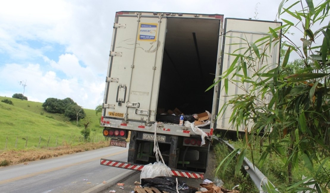 Caminhão da Sadia quebra e tem a carga saqueada na BR 101, em Joaquim Gomes