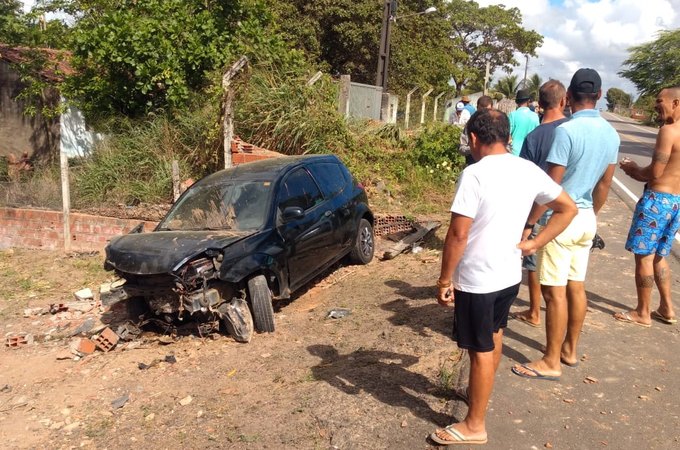 Vídeo. Condutor fica preso em carro e gravemente ferido após acidente em Arapiraca