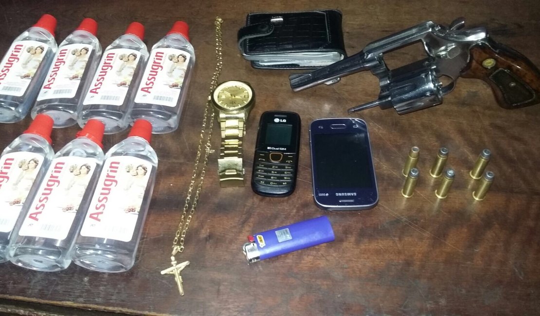 Pelopes prende pai e filho com arma e droga no bairro Canafístula em Arapiraca