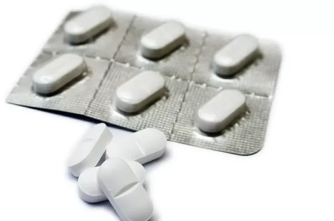Médico de UPA é demitido após receitar ibuprofeno de 2 em 2 horas a paciente