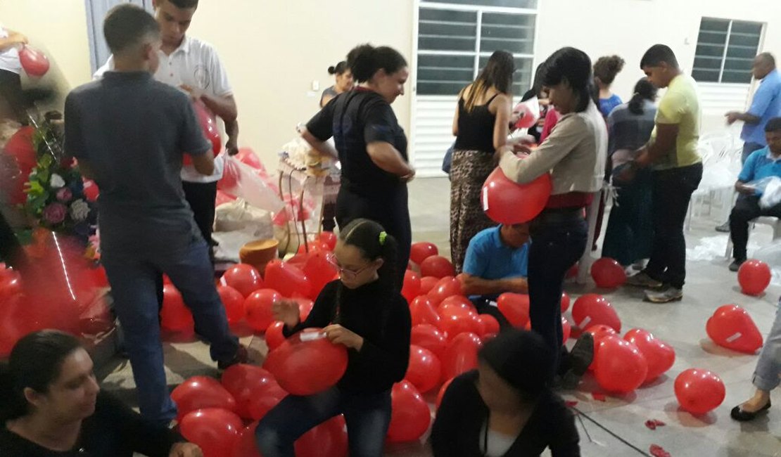 Projeto de igreja evangélica espalha balões com mensagens em residências do bairro Bom Sucesso