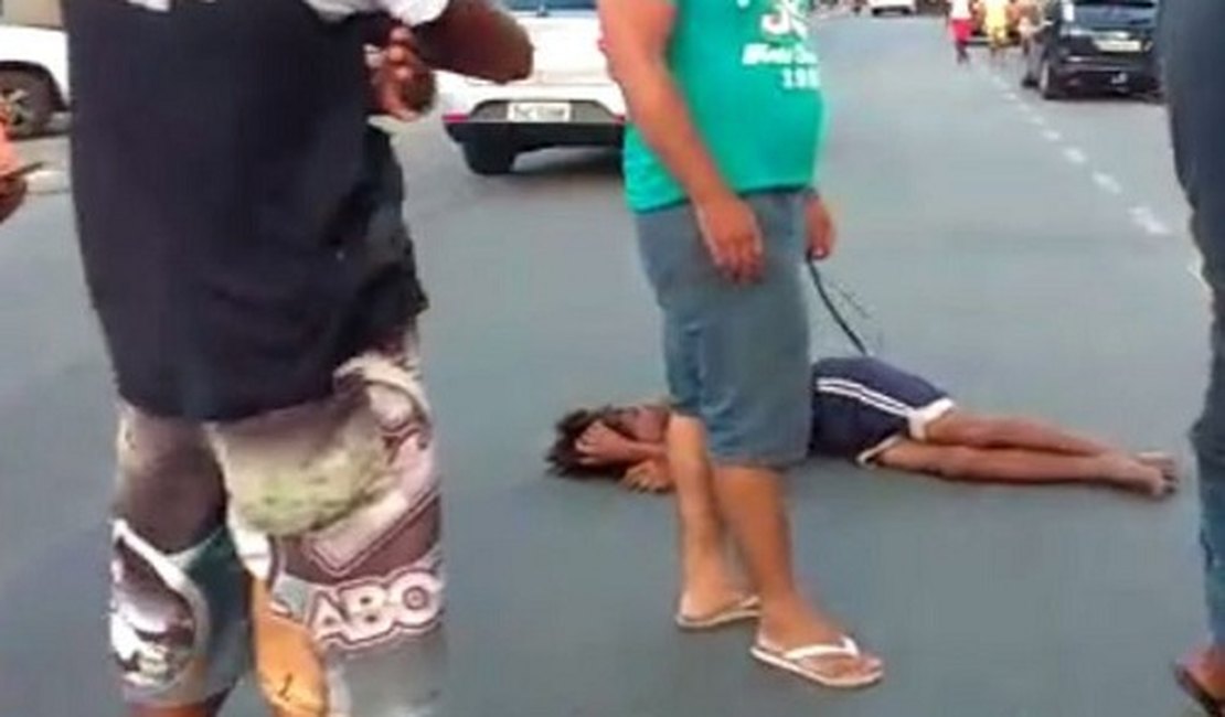 Homem é perseguido e espancado por populares após suspeita de roubo