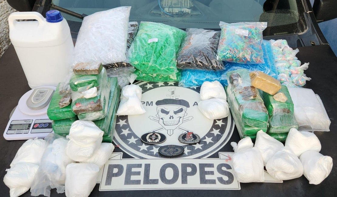 Jovens flagrados usando drogas são presos em ação policial com apreensão de quase 10kg de maconha e cocaína em Arapiraca