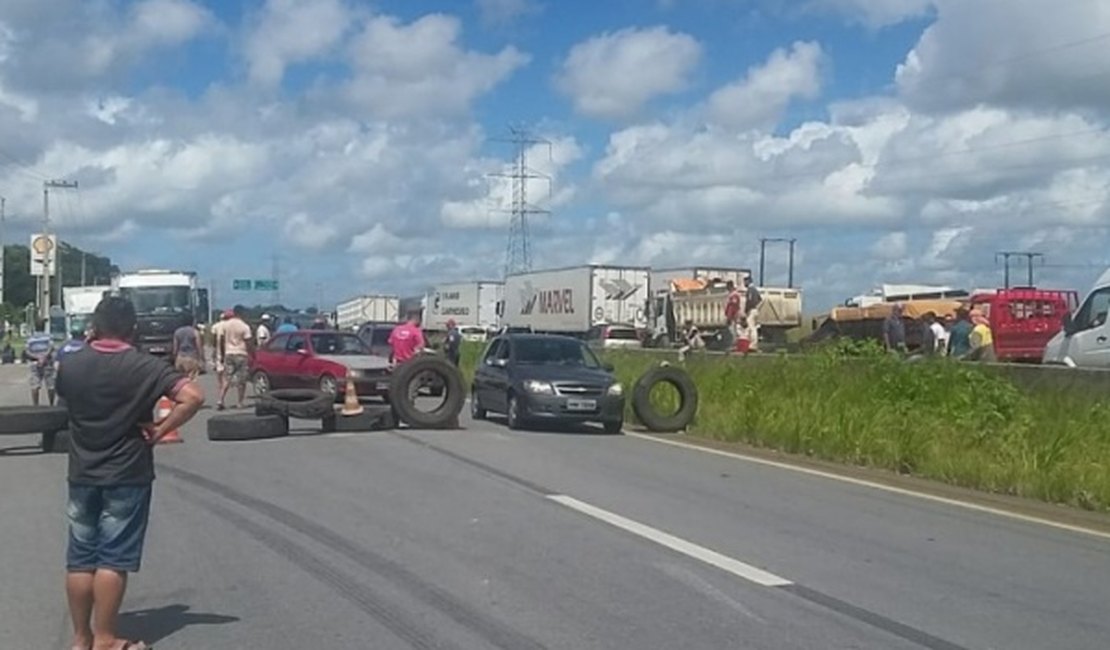 Protesto de caminhoneiros interdita trecho da BR-101 em Messias