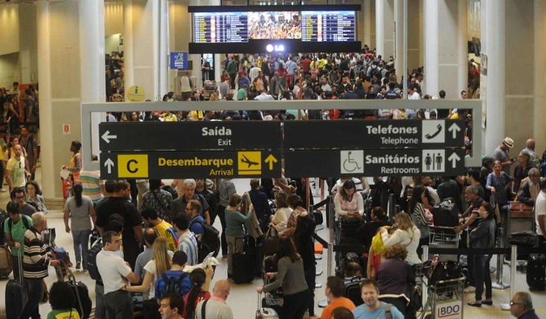 Empresas aéreas podem ser obrigadas a dar passagem a jovem baixa-renda