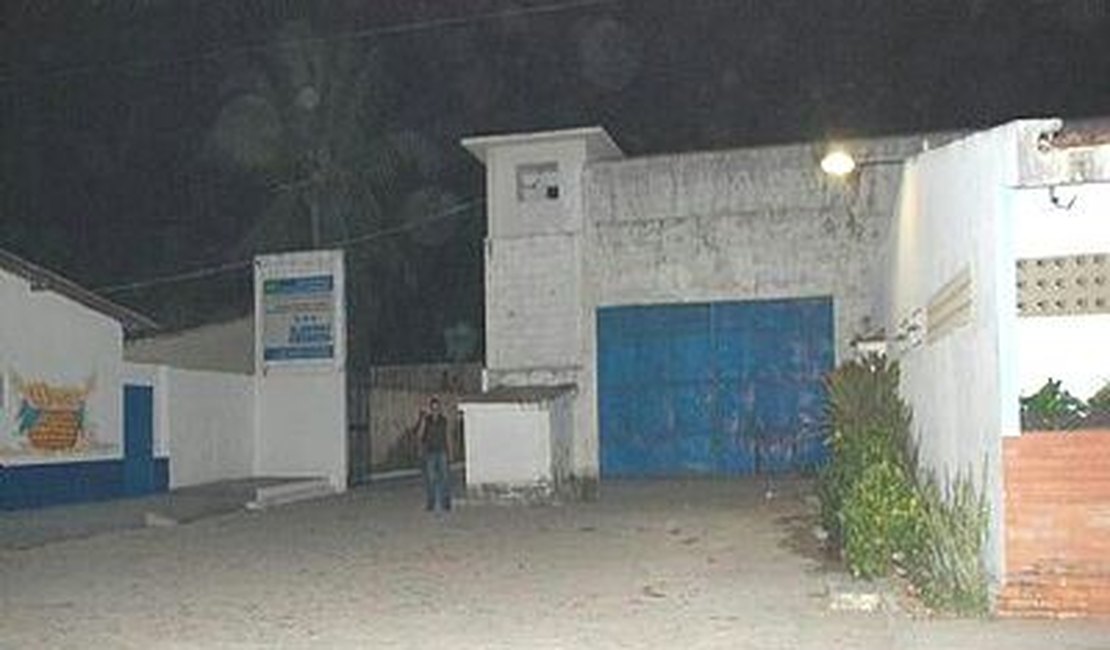 Dezenove menores rendem monitores, abrem alojamentos e fogem da UIM