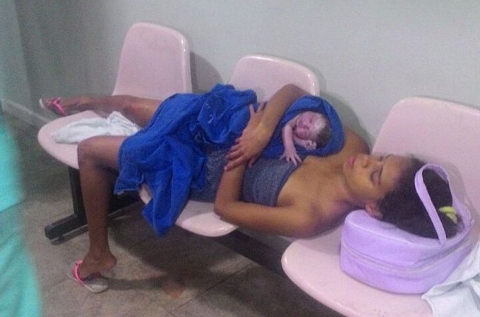 Bebê nasce em cadeiras de recepção de maternidade de Arapiraca sem amparo médico