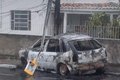 Poste fica destruído e carro pega fogo, após colisão, no Sertão de Alagoas