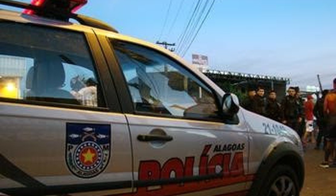 Criminosos armados invadem residência e roubam motocicleta na zona rural de Arapiraca