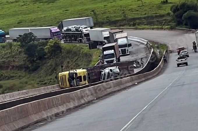 Motorista fica ferido após caminhão-cegonha tombar na BR-101, em Jequiá da Praia