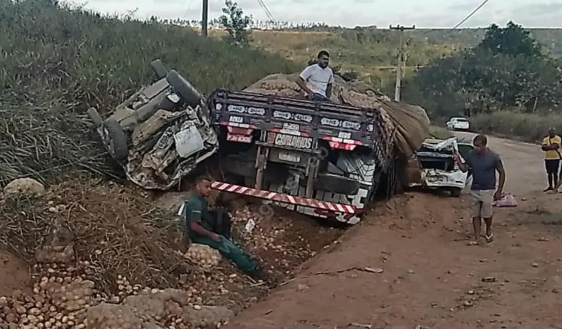 Várias pessoas ficam feridas após caminhão desgovernado atingir três carros no Agreste