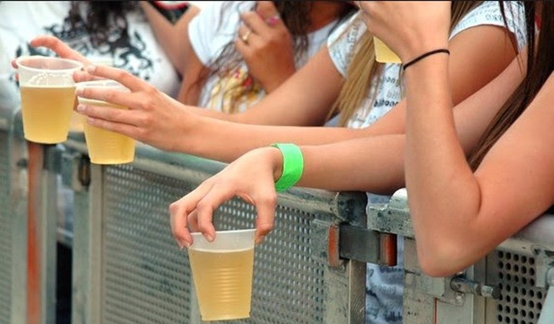 Venda de bebida alcoólica para menores de 18 anos agora é crime