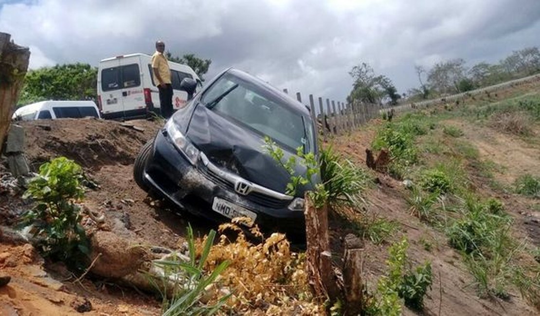 Quatro pessoas ficam feridas após carro cair em ribanceira na AL-410