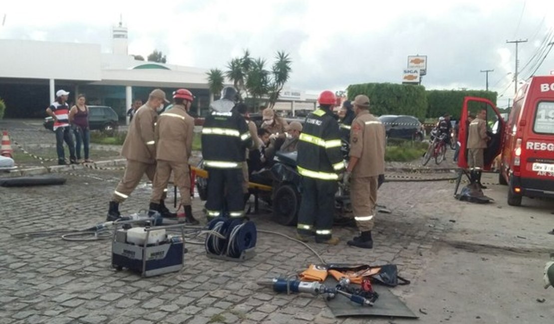Colisão frontal entre dois carros deixa um morto e feridos em Maceió