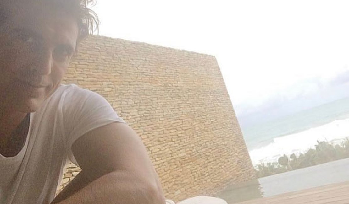 Ator Reynaldo Gianecchin aproveita férias e curte em resort alagoano