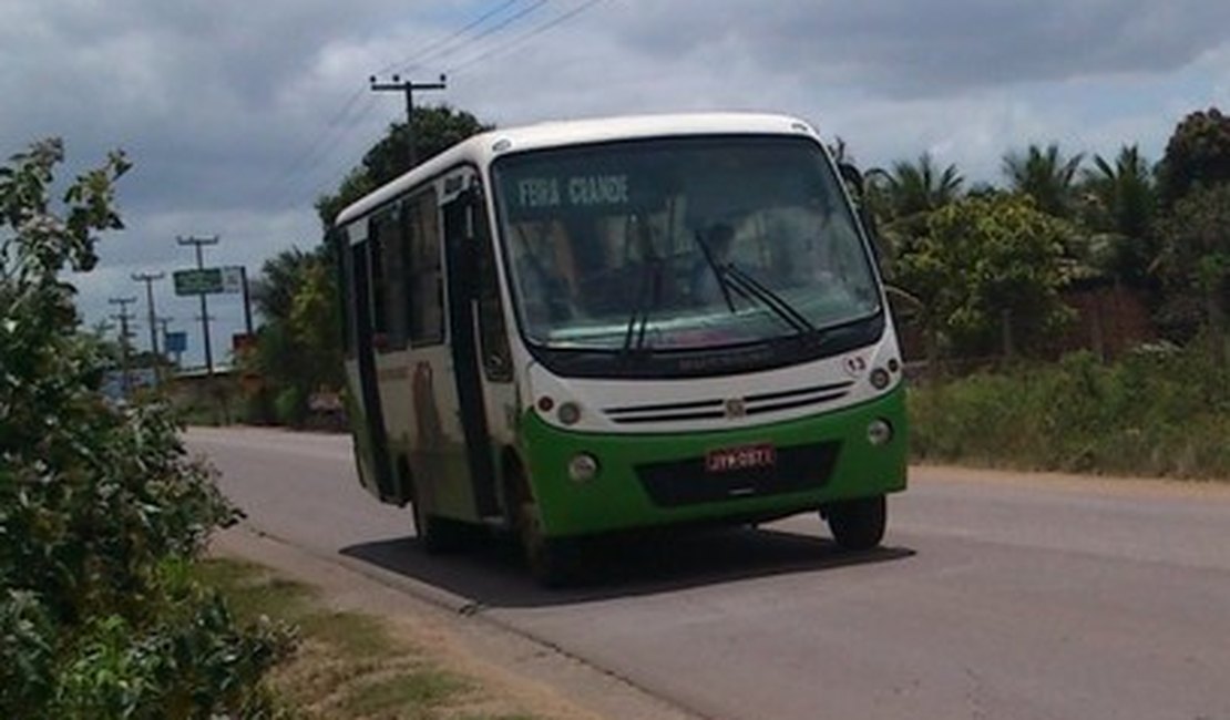 Bandidos invadem, atiram em ônibus e assaltam passageiros na zona rural de Feira Grande