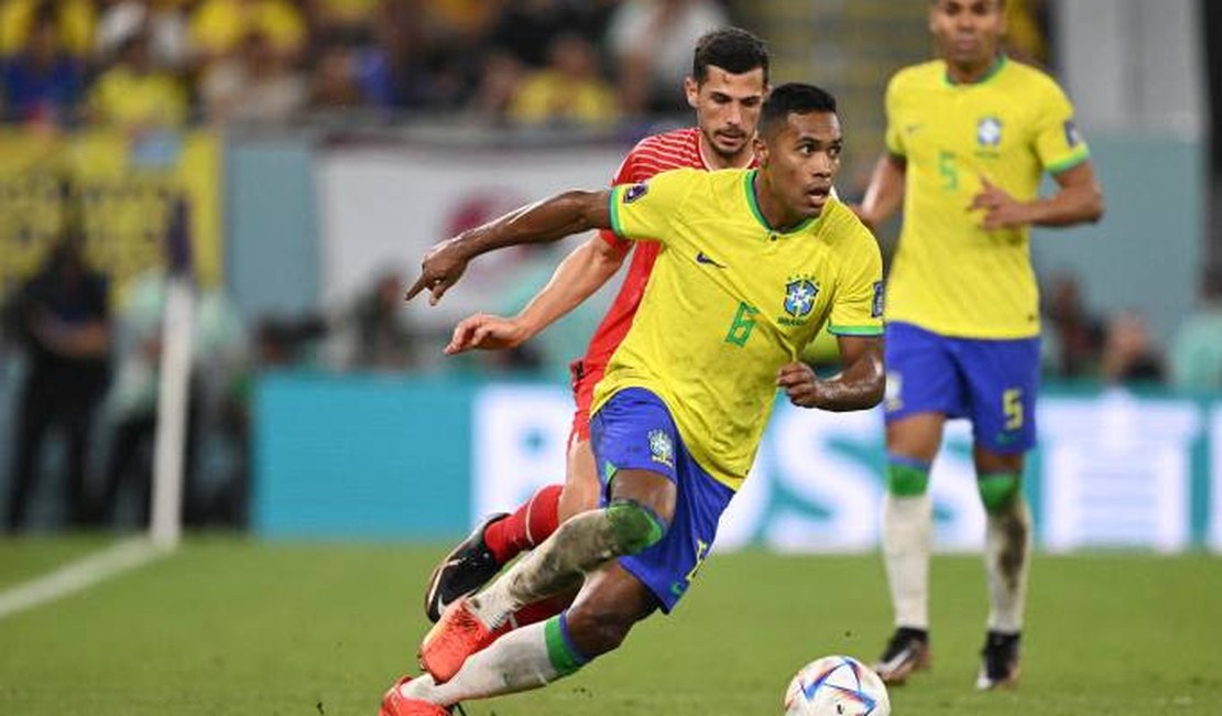 Alex Sandro tem lesão no quadril e desfalca Brasil contra Camarões