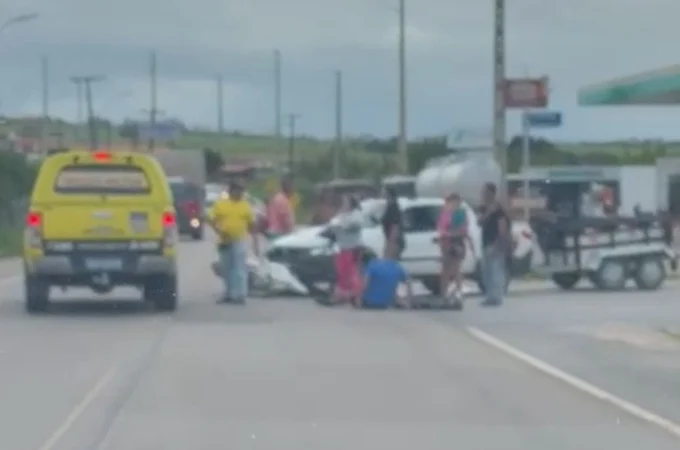 Batida de frente envolvendo carro e moto deixa homem ferido em trevo no Olho d'Água dos Cazuzinhas