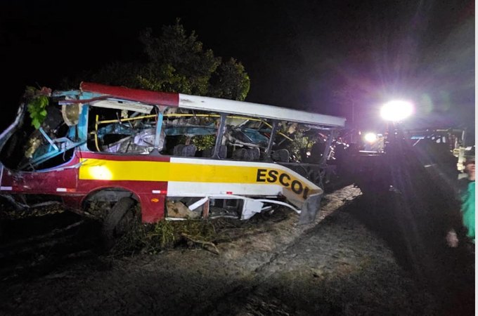 Polícia Científica conclui operação de retirada de ônibus que caiu na Serra da Barriga, em Alagoas
