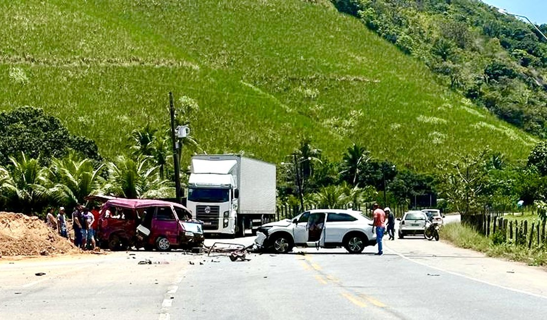 Mulher grávida e três pessoas ficam feridas em grave acidente em rodovia alagoana