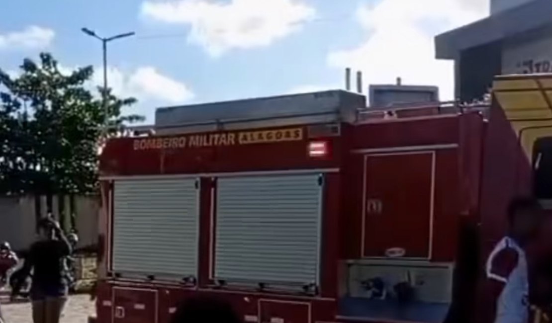 Ônibus invade galeria após perder o controle e causa destruição no interior de Alagoas