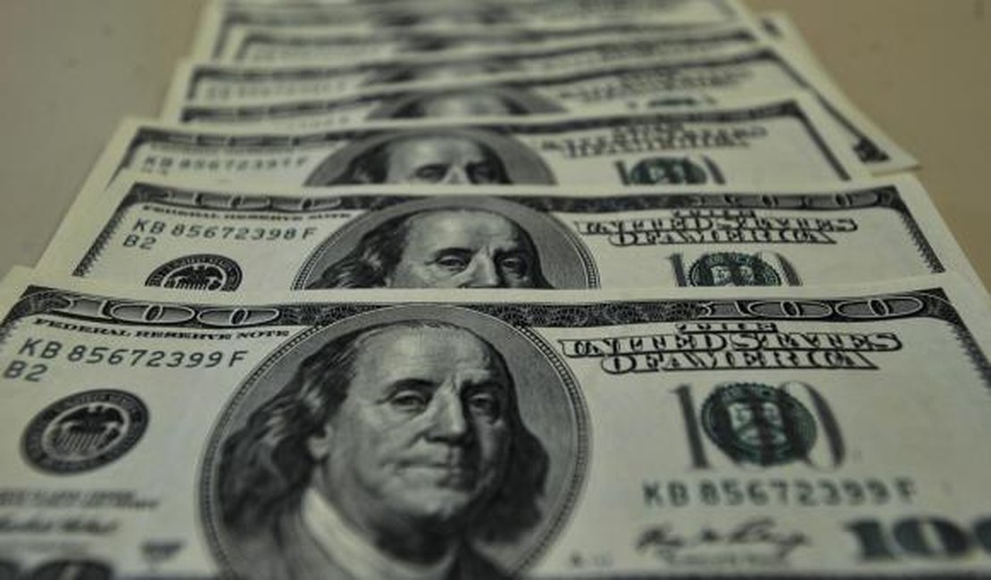 Dólar fecha semana abaixo de R$ 4 e bolsa tem maior alta em dez meses