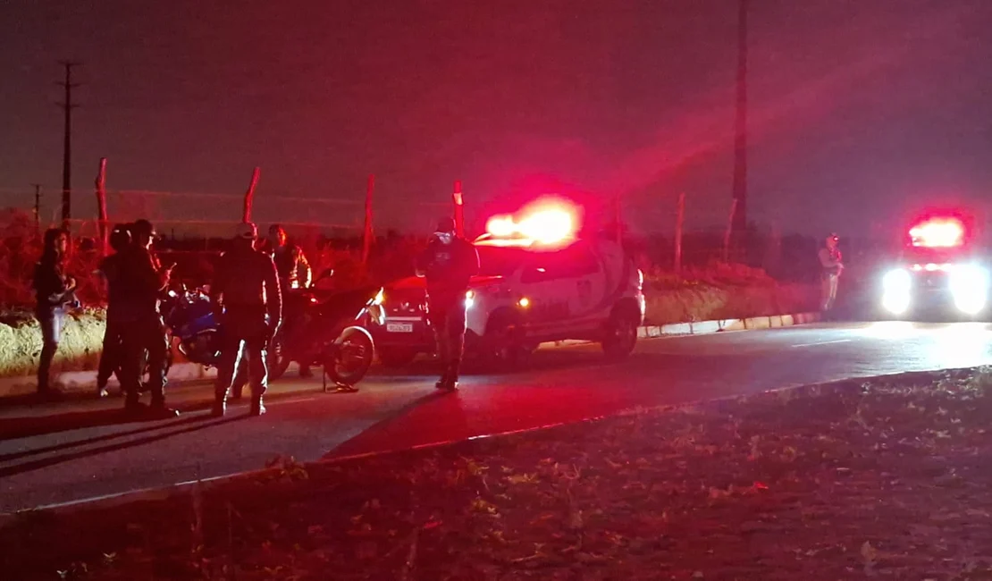 Duas pessoas ficam em estado grave e outra sofre ferimentos leves em colisão entre motos em Arapiraca