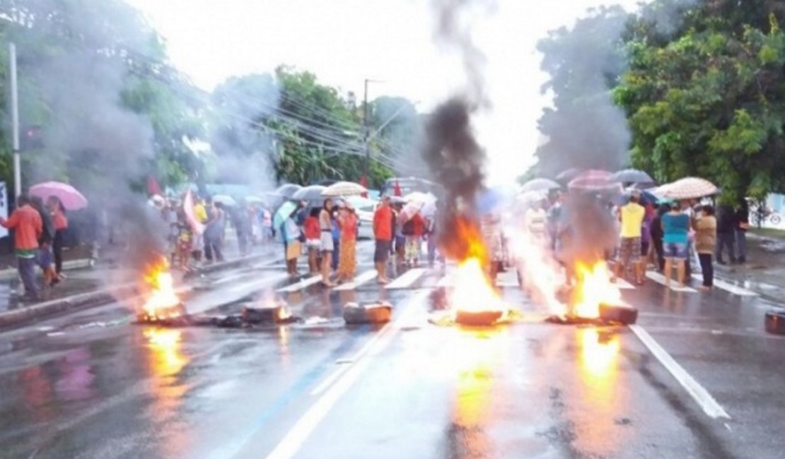 Integrantes de movimentos sociais bloqueiam Avenida Fernandes Lima, em Maceió