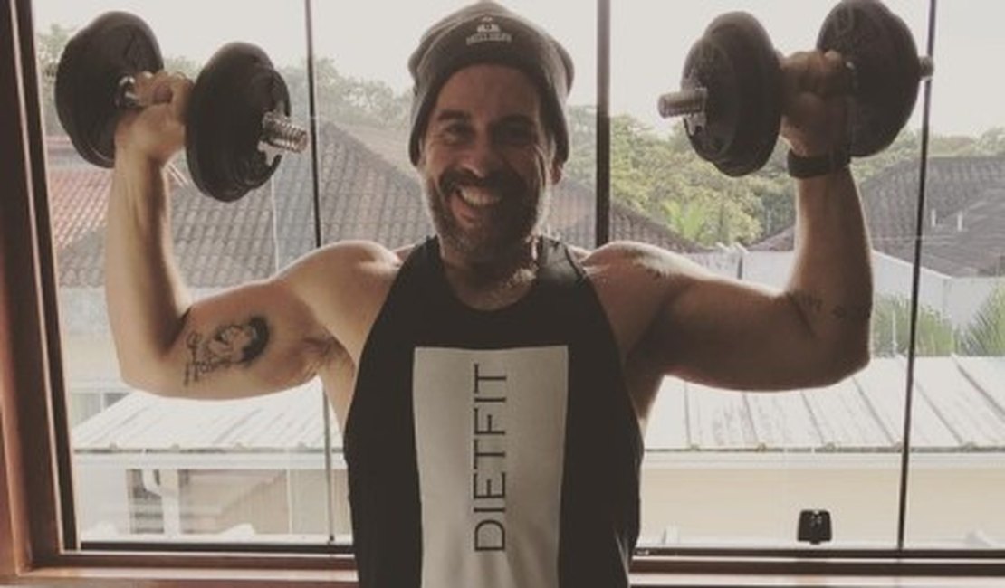Orgulhoso, Leandro Hassum exibe nova silhueta musculosa em treino
