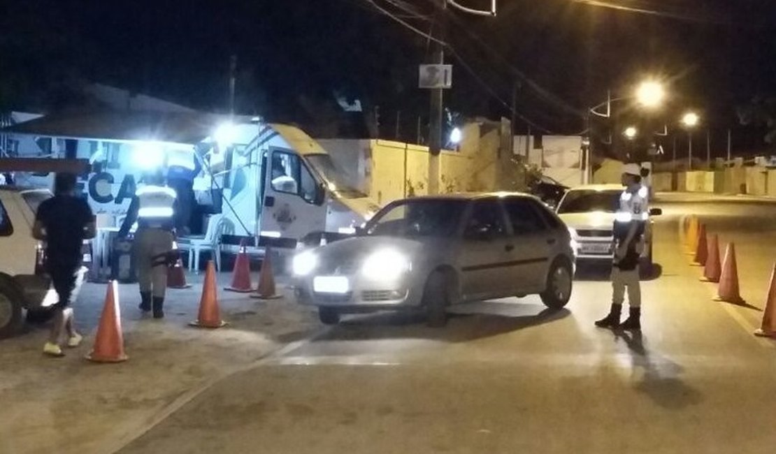 Operação da Lei Seca em Pilar, AL, recolhe 13 CNHs e um motorista é preso