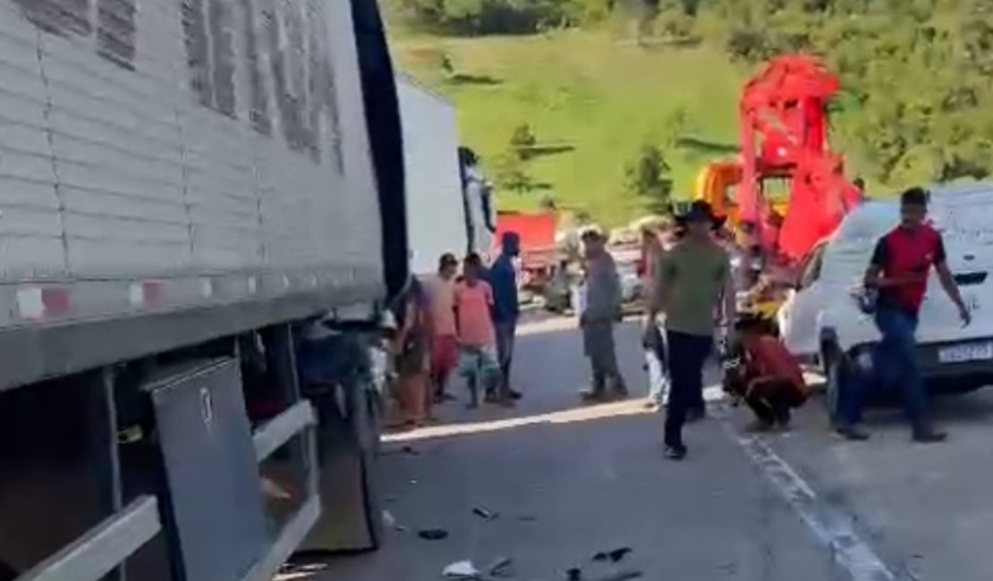 VÍDEO. Engavetamento com vítima fatal é registrado em Junqueiro, nesta quinta-feira (12)