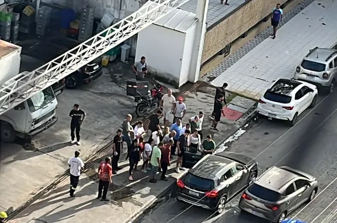 Motorista de Mercedes é atingido por cinco tiros, dentro do carro, em atentado na Ponta Verde; câmeras flagraram o crime