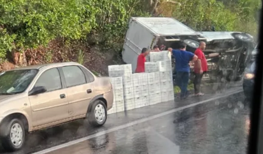 Caminhão com carga de peças de queijo tomba sobre barranco em Satuba