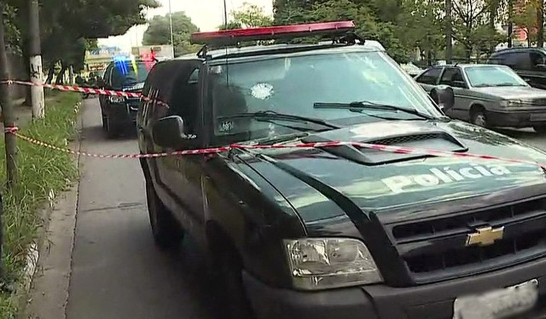 Algemado, criminoso toma arma de policial e atira contra ele dentro de viatura