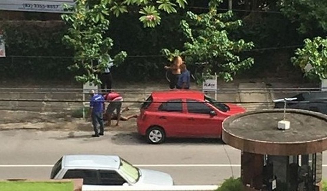 População espanca suspeito de roubo e polícia evita linchamento, na Ponta Verde