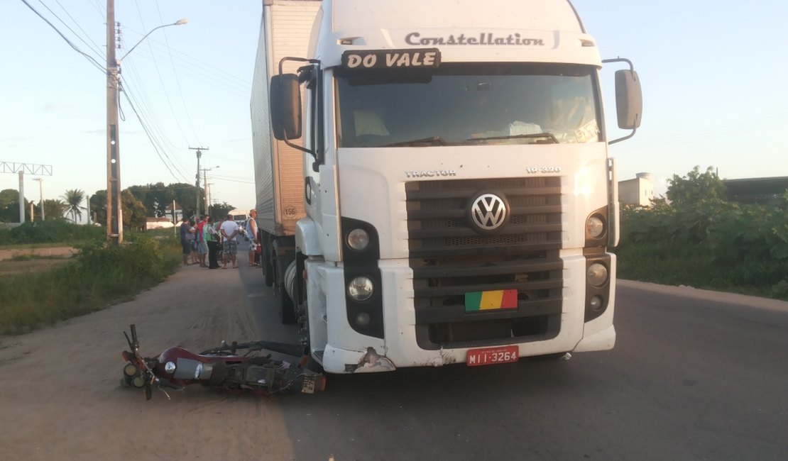 Acidente entre moto e caminhão deixa vítima gravemente ferida em Arapiraca