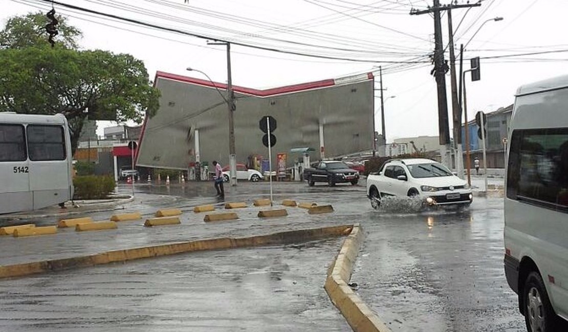 Após chuva e ventania, teto de posto de gasolina desaba em Maceió