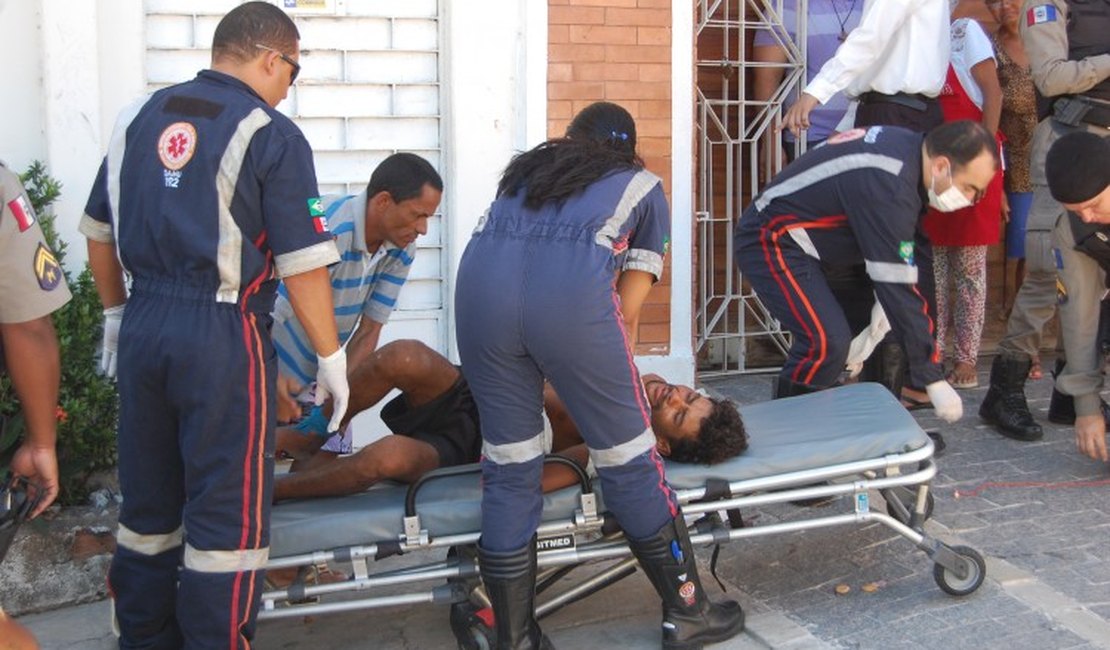 Morador de rua é esfaqueado durante discussão no Centro de Maceió