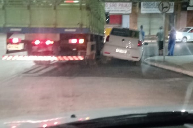 Caminhão colide em carro ao realizar conversão, em Arapiraca